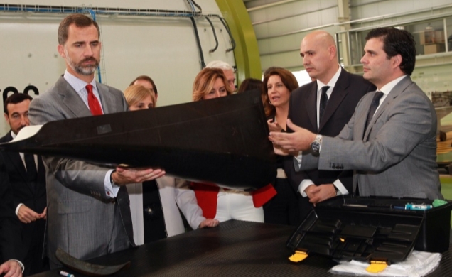 Su Alteza Real el Príncipe de Asturias durante su recorrido por Carbures Europe, observa una de las piezas frabricada en las instalaciones